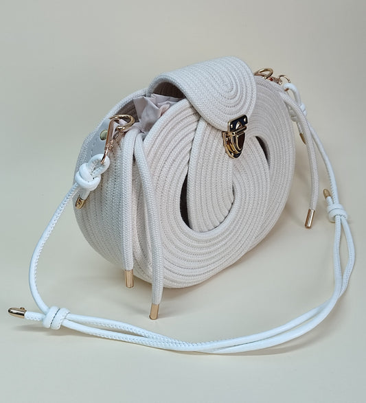Nó Infinity bolsa artesanal cor natural com corda de algodão e fechamento metálico dourado