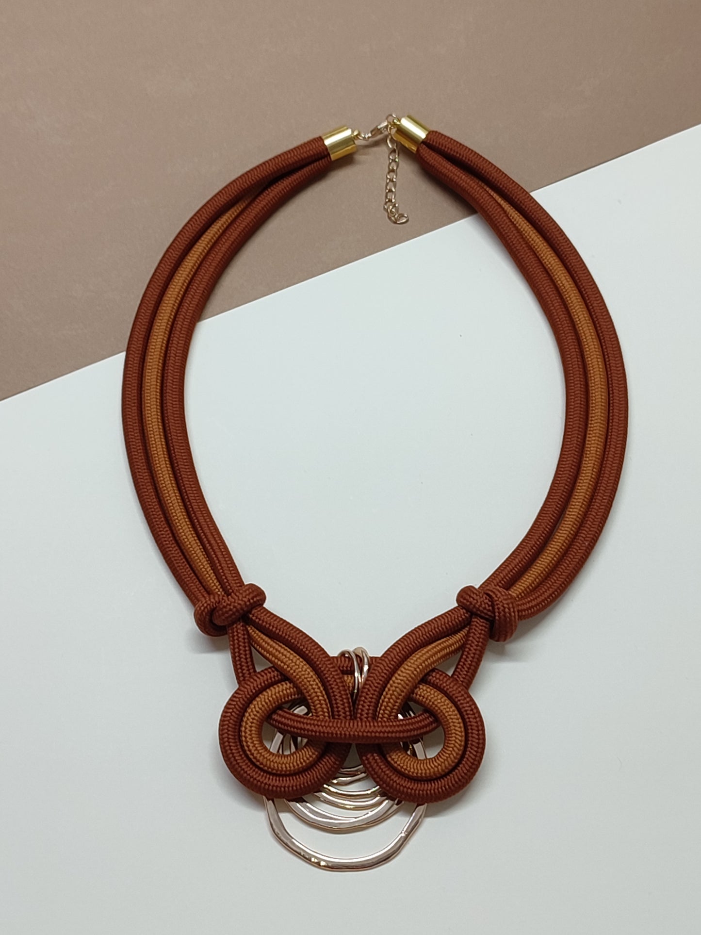 Colar de Cordão Artesanal Nodum - Edição Texturada Asimétrica