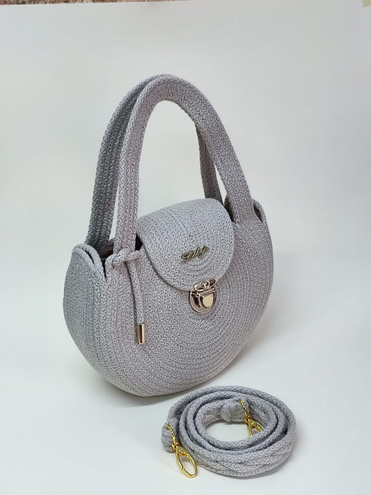 Bolsa artesanal Elora em corda de algodão bege com alça de mão estruturada e alça longa removível.