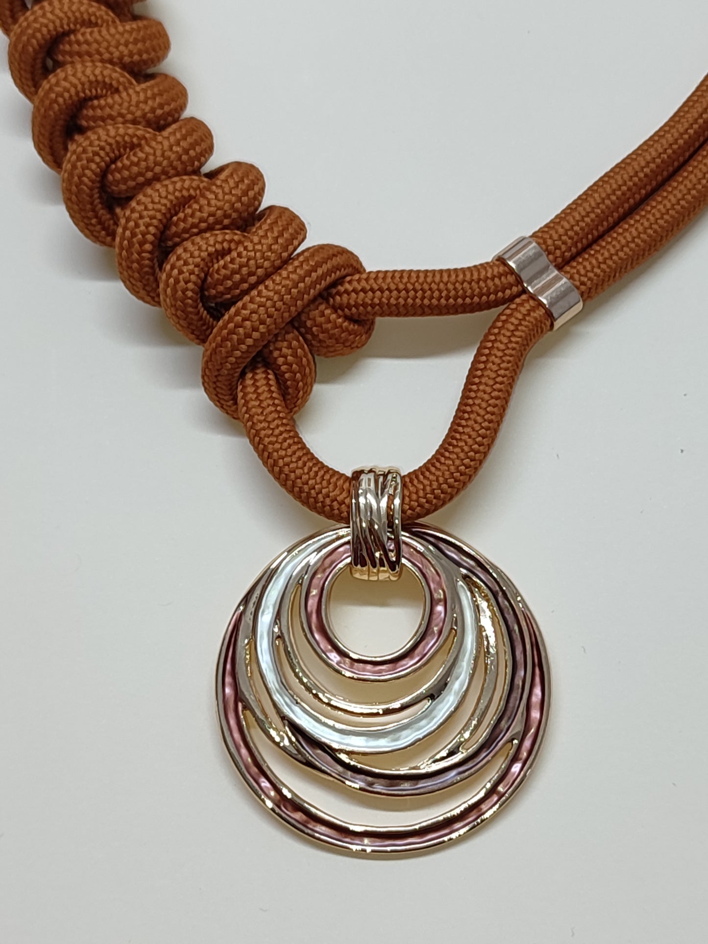 Colar de cordão ajustavel Aura _ Pedente de Argolas Metálicas