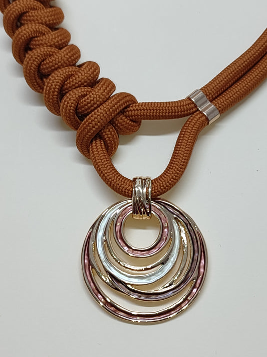 Colar de cordão ajustavel Aura _ Pedente de Argolas Metálicas