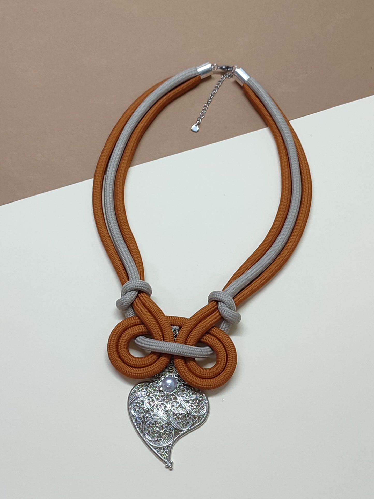 Colar de Cordão Artesanal Laço - Design Escultórico Simétrico