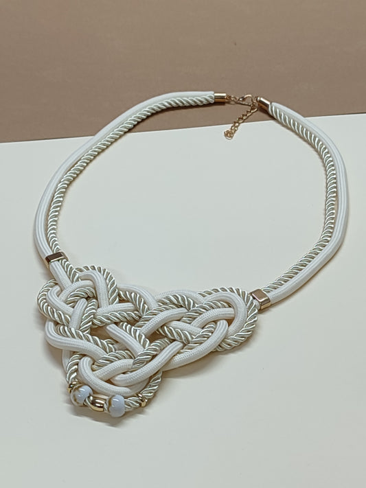 Colar de destaque modelo Knoten com intrincado trabalho artesanal de nós e cordões têxtil premium sobrepostos, criando uma estrutura geométrica elegante.