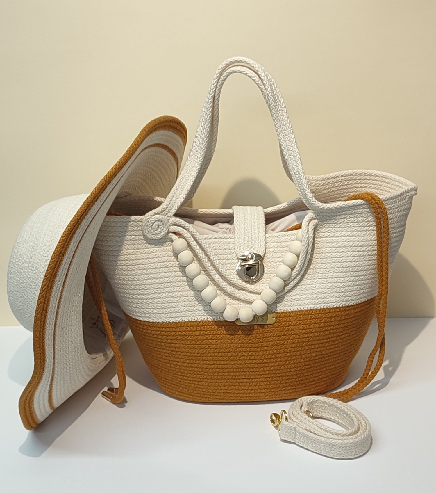 Conjunto de mala e chapéu artesanal em corda de algodão coleção Solara primavera verão estilo elegante feminino.