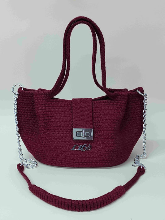 Bolsa artesanal feminina Cordame Chic em cordão de algodão bordó com alça de ombro removível e ferragens metálicas.