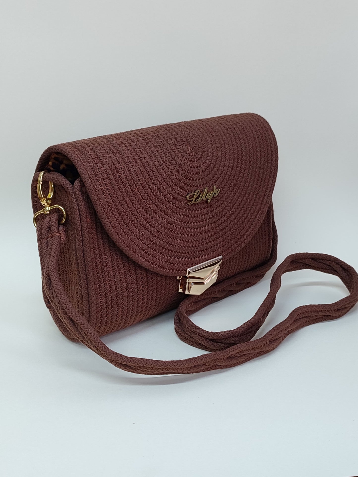 Bolsa artesanal Lunara castanha com alça removível feita em cordão de algodão