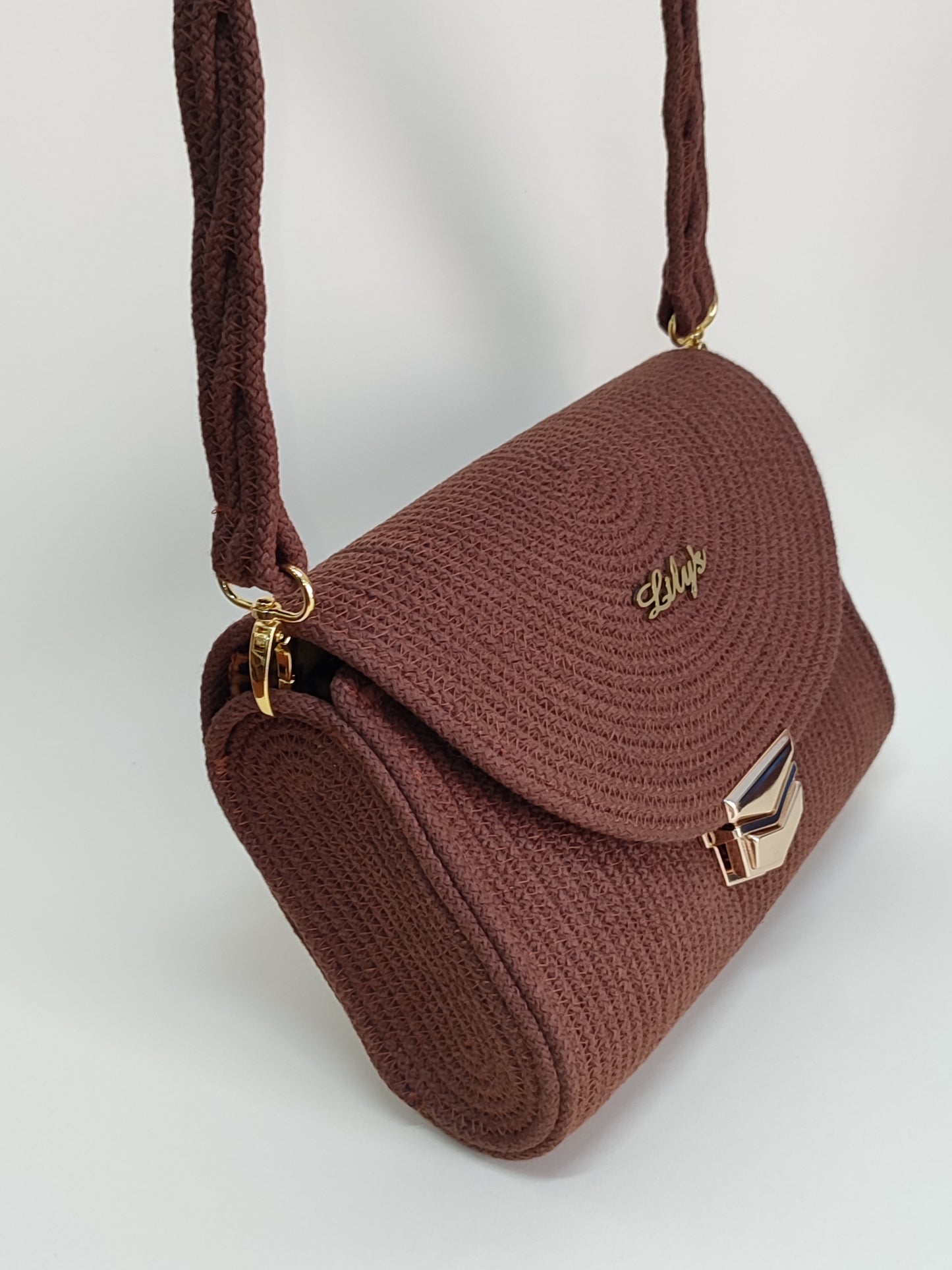 Bolsa artesanal Lunara em castanho com alça removível feita em cordão de algodão 