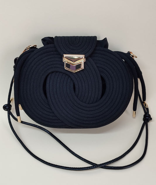 Nó Infinity bolsa artesanal preta com corda de algodão e fechamento metálico dourado