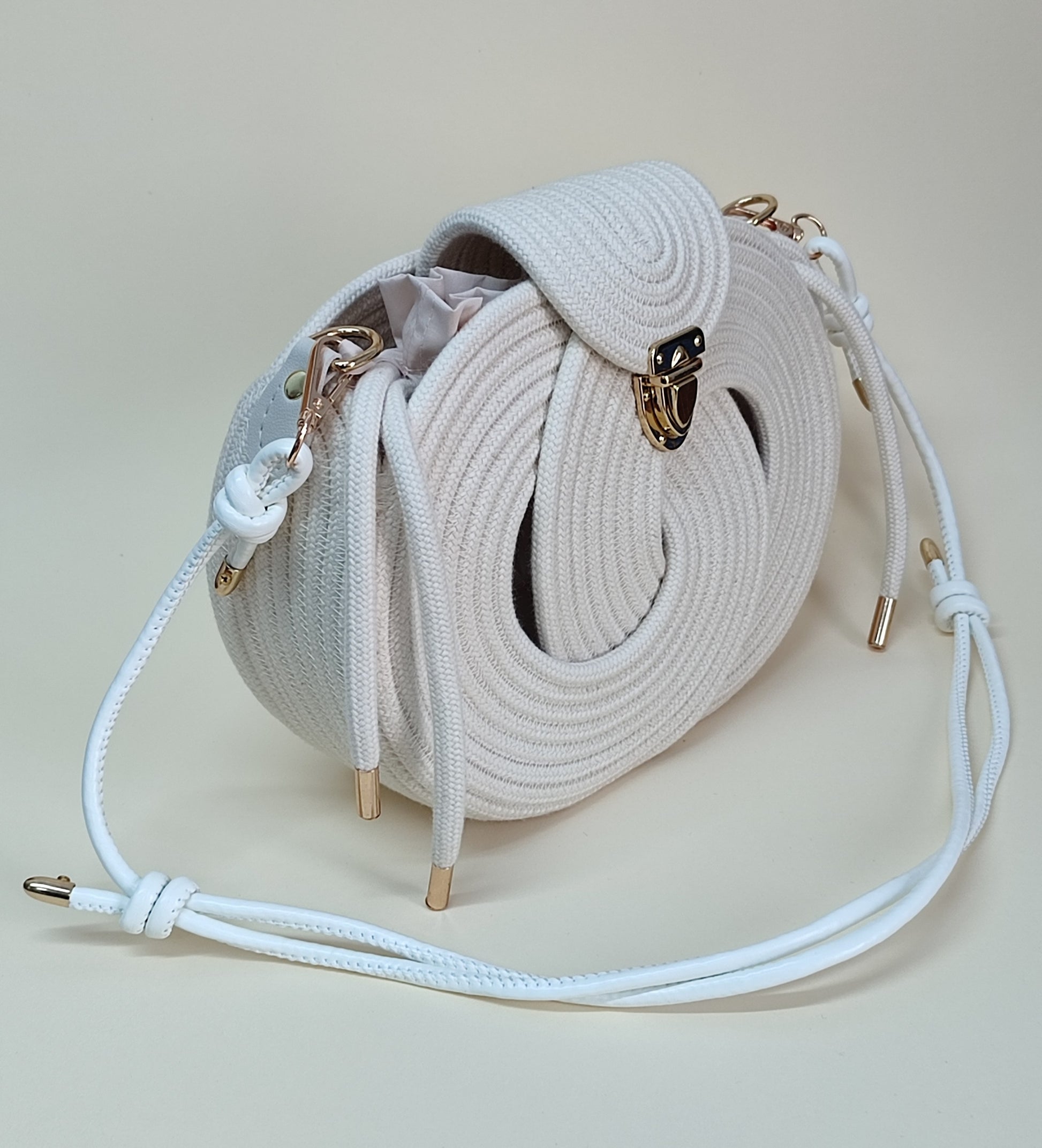 Nó Infinity bolsa artesanal cor natural com corda de algodão e fechamento metálico dourado