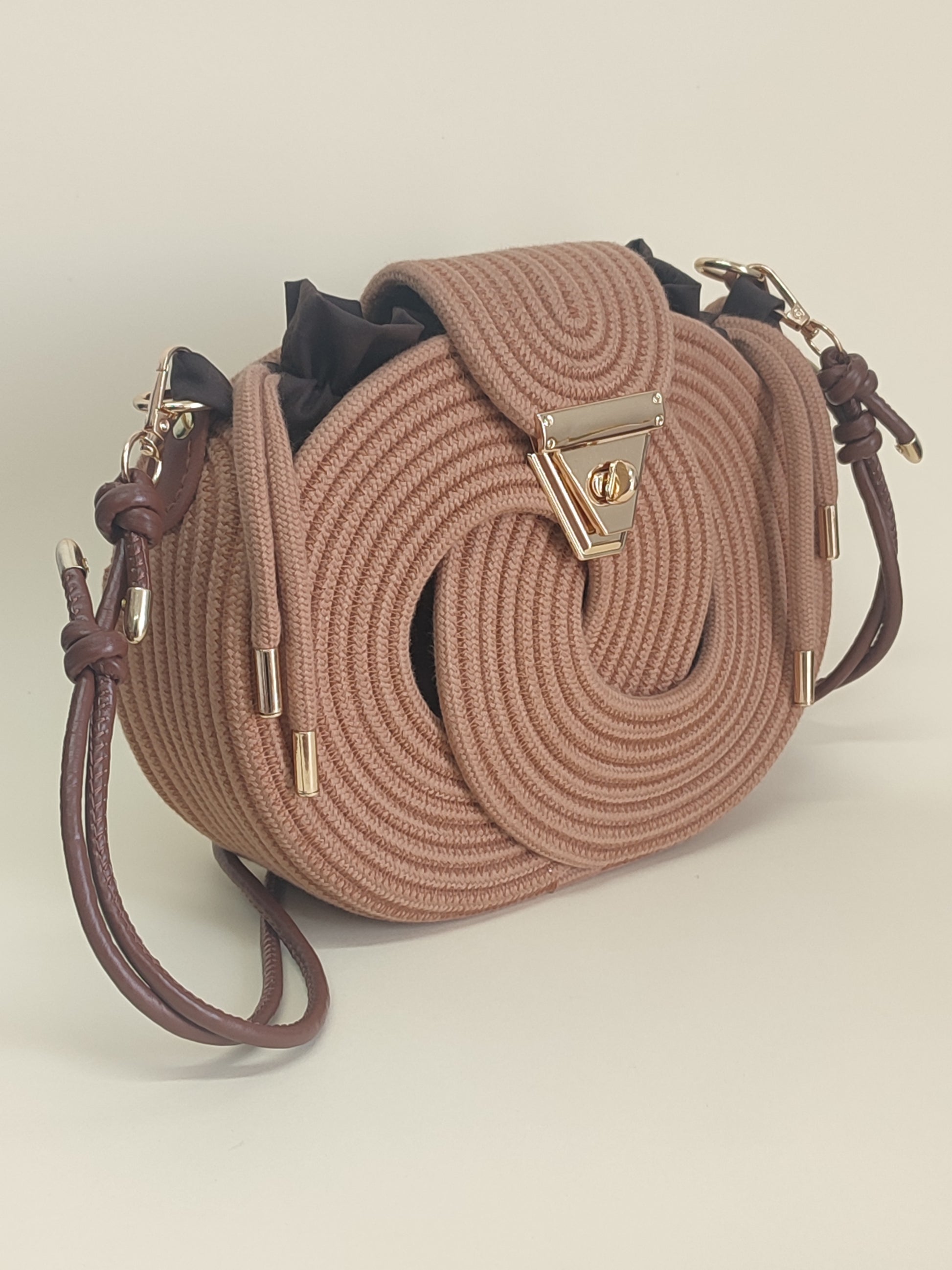 Nó Infinity bolsa artesanal cor caramelo com corda de algodão e fechamento metálico dourado