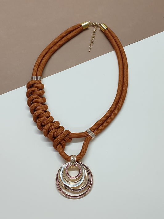 Colar de cordão ajustavel Aura _ Pedente de Argolas Metálicas