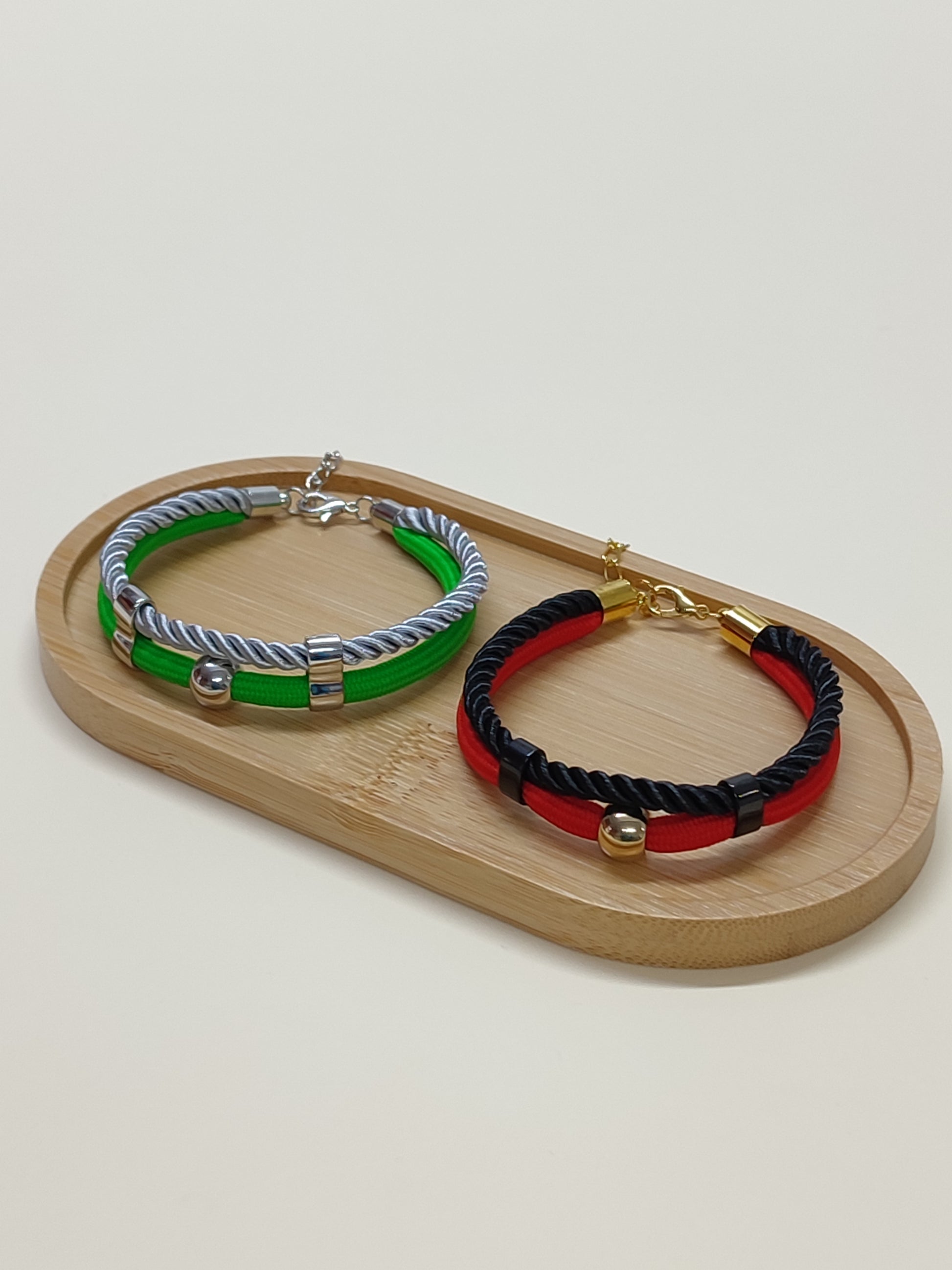 Pulseira artesanal elegante e ajustável, feita em cordão com combinações de cores