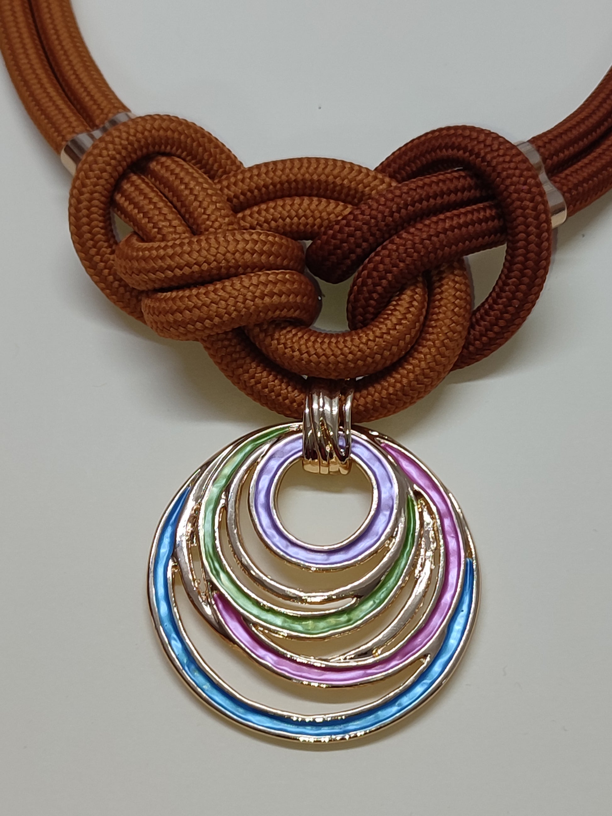 Colar artesanal modelo Marina com nudo marinheiro central simétrico com pendente decorativo na base.