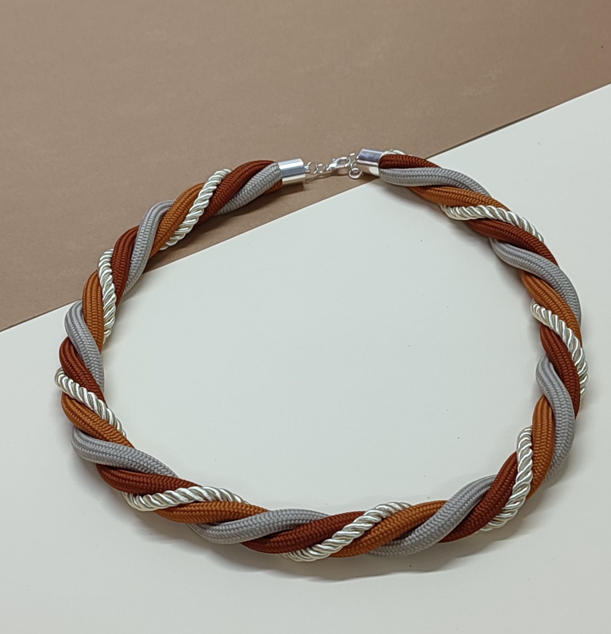 Colar artesanal feminino elegante em cordões entrelaçados tons neutros feito à mão by Lily’s