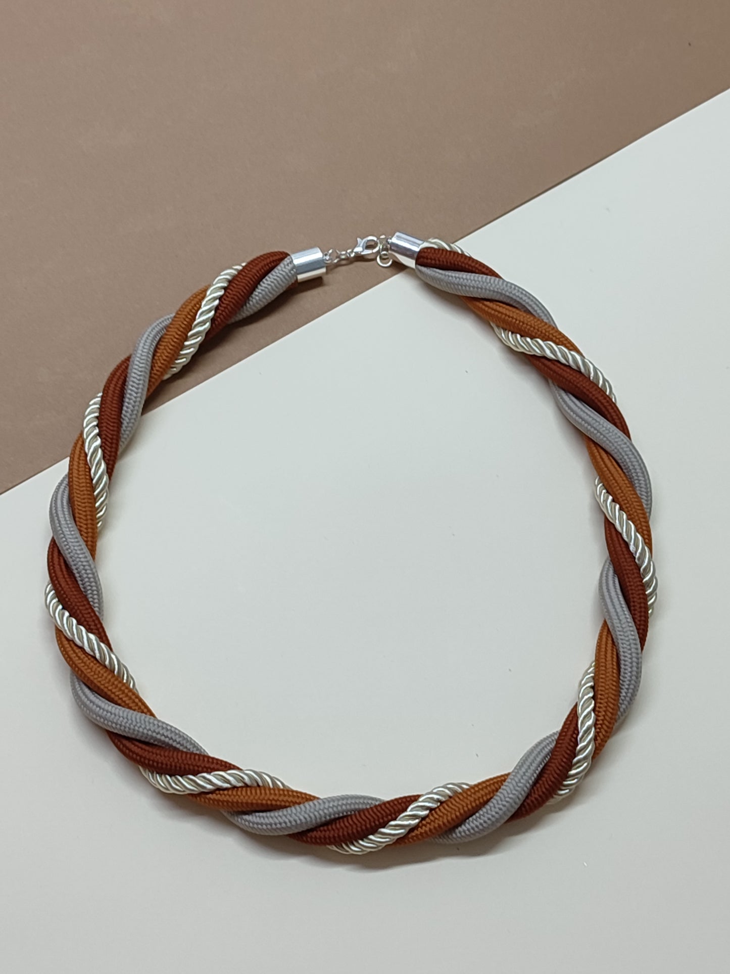 Colar artesanal feminino elegante em cordões entrelaçados tons neutros feito à mão by Lily’s