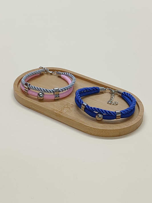 Pulseira artesanal elegante e ajustável, feita em cordão com combinações de cores