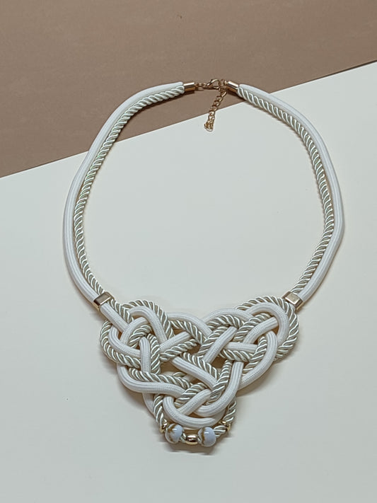 Colar de destaque modelo Knoten com intrincado trabalho artesanal de nós e cordões têxtil premium sobrepostos, criando uma estrutura geométrica elegante.